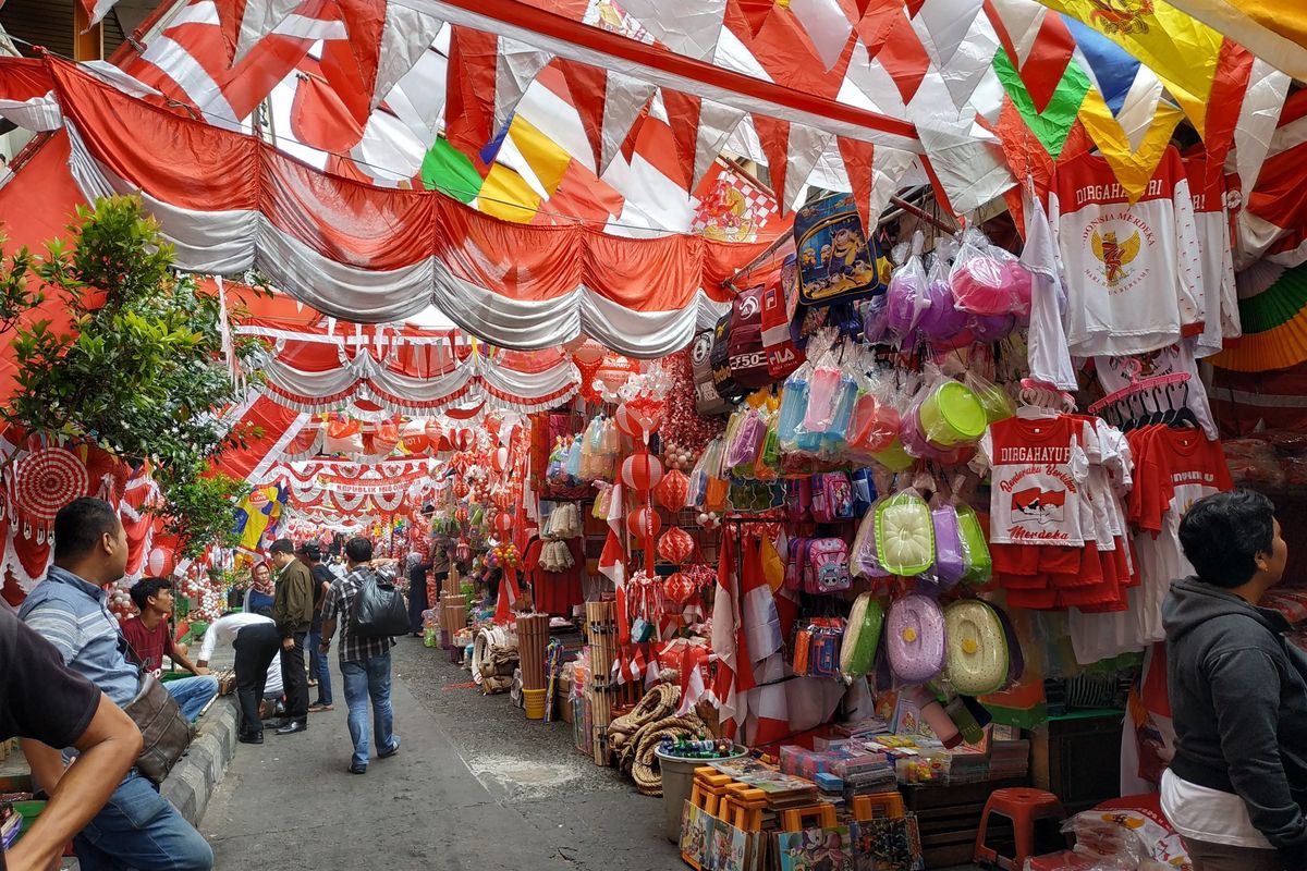 Beragam kios penjual aksesoris kemerdekaan RI di Pasar Jatinegara, Jakarta Timur pada Jumat (9/8/2019).