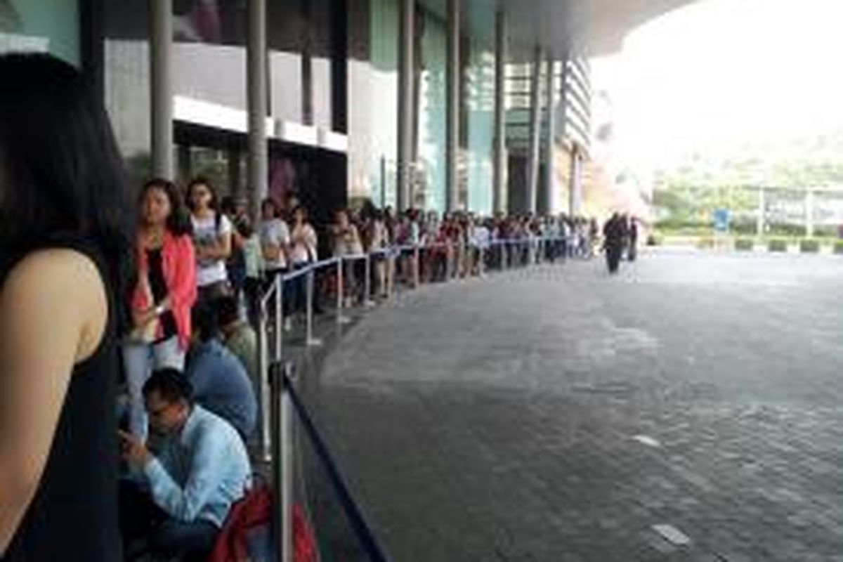 Antrian pengunjung menunggu pembukaan toko H&M di mal Gandaria City Jakarta, Sabtu (5/10/13).