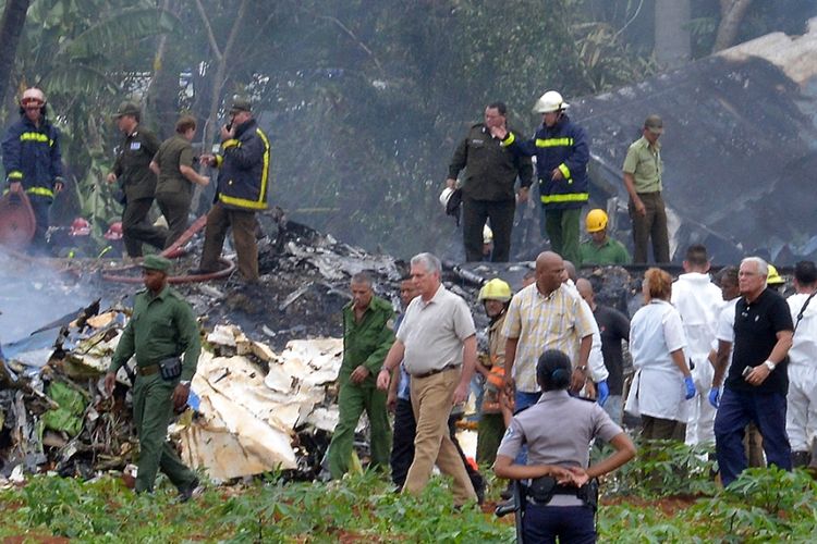 Presiden Kuba, Miguel Diaz-Canel (tengah) mendatangi lokasi jatuhnya pesawat Boeing 737 milik Cubana de Aviacion di sekitar Santiago de las Vegas, Jumat (18/5/2018).