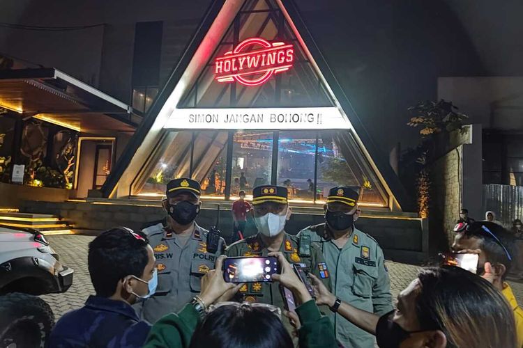 Satgas Covid-19 Kota Bogor melakukan razia protokol kesehatan (prokes) di kafe Holywings, Jumat (11/2/2022) malam. Dalam razia tersebut, petugas memberikan sanksi denda administrasi kepada pihak Holywings karena melanggar jumlah kapasitas pengunjung di masa PPKM level 3.