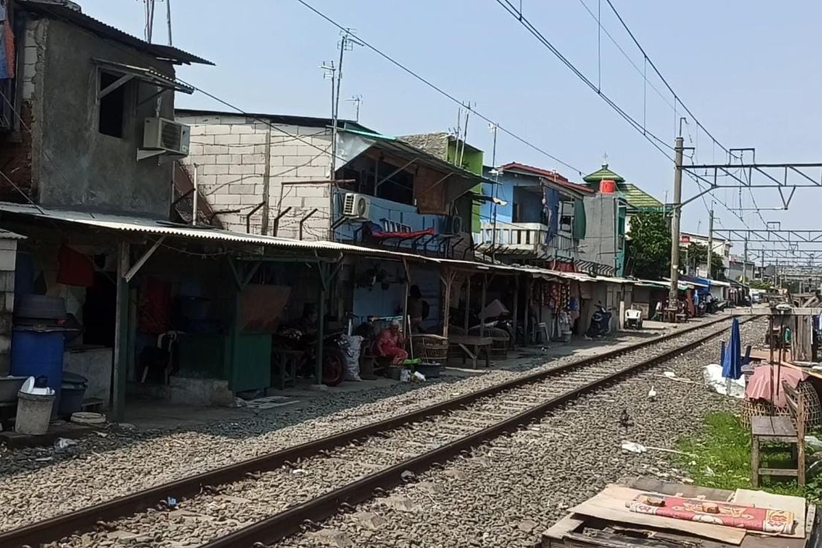 Bangunan liar di bantaran rel yang ada di Kampung Bahari, Tanjung Priok, Jakarta Utara mulai ditertibkan. Kampung Bahari menjadi daerah yang selama ini rawan dengan kejahatan narkoba.