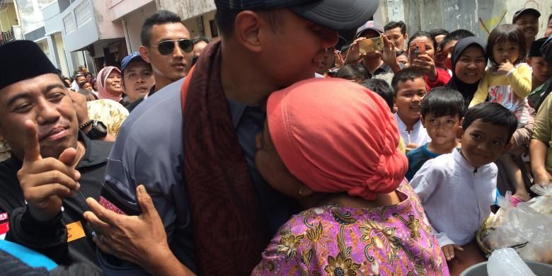 Seorang pedagang peluk dan cium pipi calon gubernur DKI Jakarta, Agus Harimurti Yudhoyono di Kampung Salo, Jakarta Barat, Jumat (9/12/2016).
