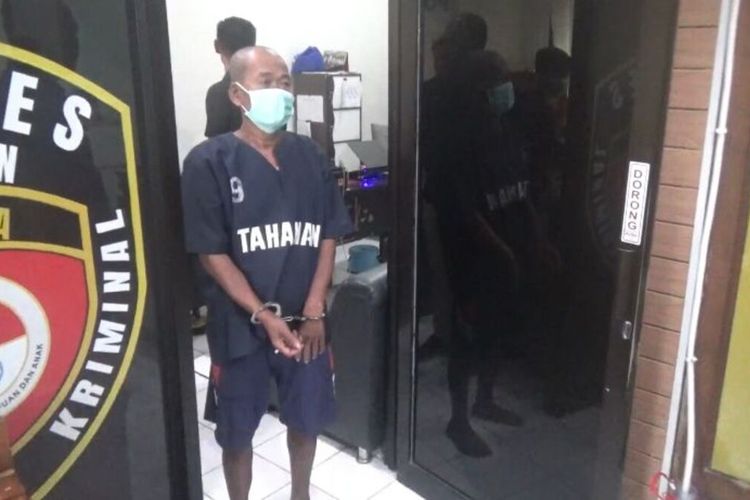 Ttersangka kekerasan dalam rumah tangga, Mujiono (64), suami yang tega mencekik istrinya hingga tewas di Desa Pakis, Kecamatan Grabagan, Kabupaten Tuban, Jawa Timur, setelah menjalani pemeriksaan petugas kepolisian di Polres Tuban. Kamis (25/4/2024