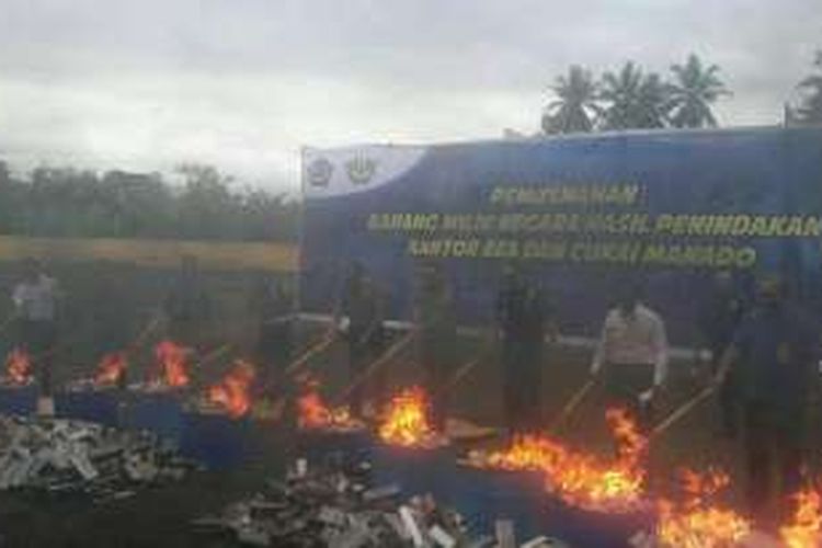 Jutaan batang rokok ilegal dimusnahkan Kantor Bea dan Cukai Manado, Sulawesi Utara, Kamis (29/12/2016)