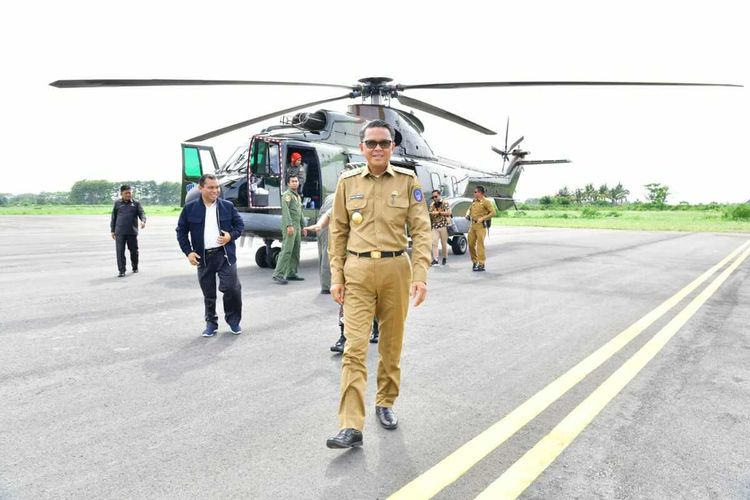 Gubernur Sulsel, Nurdin Abdullah ke daerah terisolir di Kabupaten Luwu Utara merayakan malam pergantian tahun.