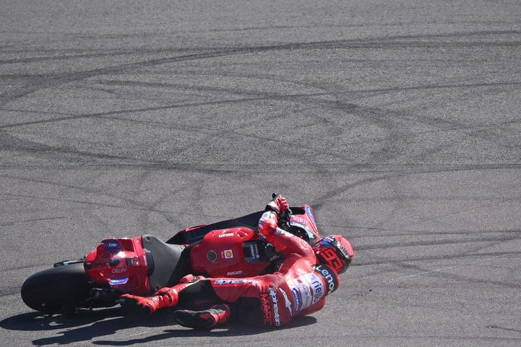 Pebalap Ducati Lenovo Marc Marquez terjatuh dalam sesi practice MotoGP Indonesia 2025 di tikungan 11 Sirkuit Internasional Pertamina Mandalika, Lombok Tengah, Nusa Tenggara Barat, Jumat (3/10/2025). Pembalap Aprilia, Marco Bezzecchi, menjadi yang tercepat dalam sesi tersebut dengan catatan waktu tercepat satu menit 29,240 detik, sementara pembalap BK8 Gresini Racing MotoGP Fermin Aldeguer berada di peringkat dua dengan cacatan waktu 0,408 detik lebih lambat dari Bezzecchi. ANTARAFOTO/Aditya Pradana Putra/YU



