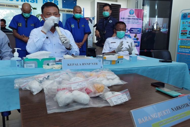 Selundupkan sabu dengan modus roket, tiga orang ditangkap di Bandara Lombok.