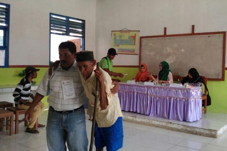 Walau memiliki keterbatasan fisik, seorang kakek tua ini, La Ritau (87) menggunakan hak pilihnya untuk pencoblosan dalam pilkada Buton, Sulawesi Tenggara