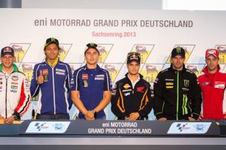 Para bepalap MotoGP, (kiri-kanan) Stefan Bradl, Valentino Rossi, Jorge Lorenzo, Dani Pedrosa, Cal Crutchlow, dan Andrea Dovizioso, berpose saat konferesi pers jelang GP Jerman, Kamis (11/7/2013).