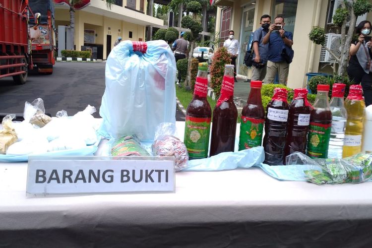 Badan Perlindungan Obat dan Makanan (BPOM) RI bersama Bareskrim Polri mengungkap praktik produksi jamu ilegal di Banyuwangi, Jawa Timur.