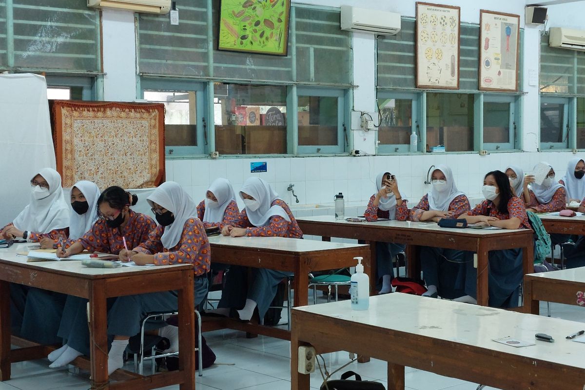 Pembelajaran tatap muka (PTM) 100 persen  kembali dimulai pada Kamis (12/5/2022) setelah libur panjang Lebaran 2022 di SMA 78 Jakarta.