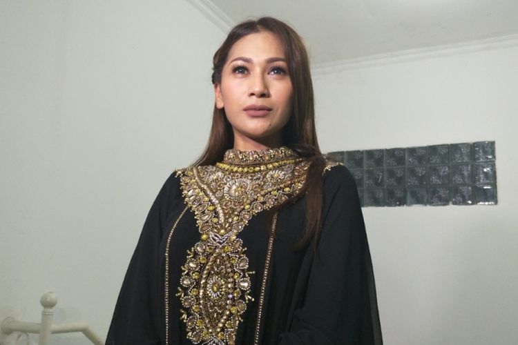 Tata Janeeta saat hadiri acara buka puasa bersama di Mans Entertainment, Jakarta Selatan, Jumat (8/6/2018) malam.