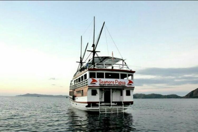 Kapal Layar Motor Seamore Papua yang mengangkut 16 wisatawan asing asal Singapura yang melakukan diving di Perairan Gili Lawa Laut, Kecamatan Komodo, Kabupaten Manggarai Barat, Nusa Tenggara Timur (NTT), Kamis (13/7/2017) sore