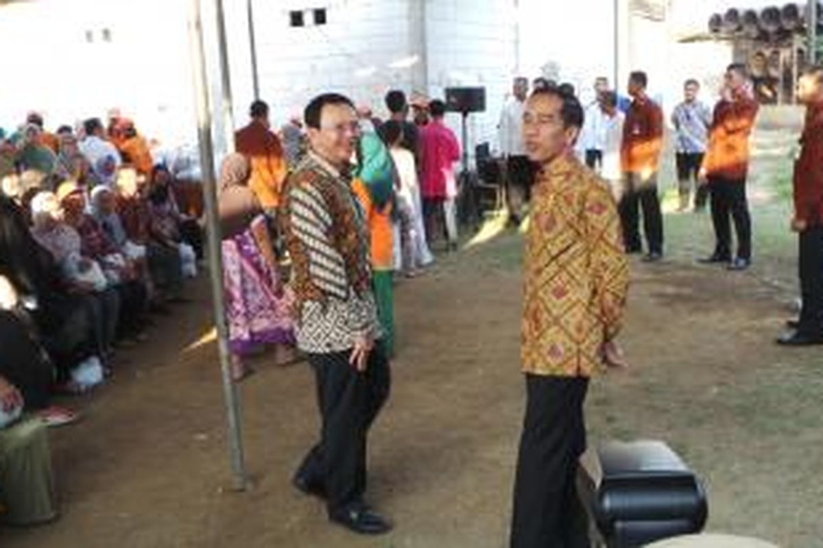 Presiden Joko Widodo dan Gubernur DKI Jakarta Basuki Tjahaja Purnama saat blusukan membagikan sembako kepada warga di Semper Barat, Jakarta Utara, Kamis (3/9/2015). 