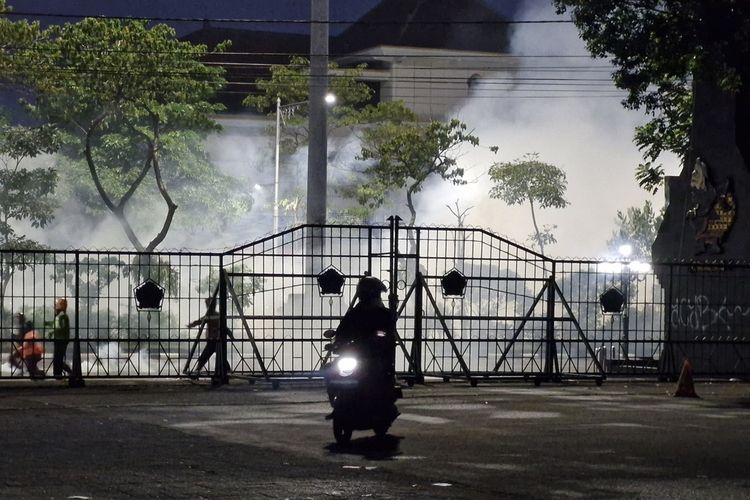Ribuan pengunjuk rasa berlari dari tembakan gas air mata di Jalan Pahlawan Kota Semarang, Jumat (29/8/2025).