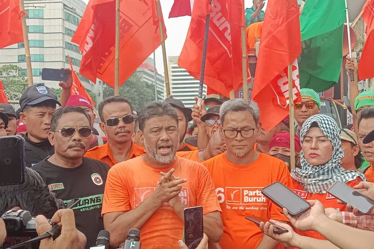 Presiden Konfederasi Serikat Pekerja Indonesia (KSPI), Said Iqbal dan beberapa rekannya menjalani aksi May Day dengan bendera Partai Buruh, di Kawasan Patung Kuda, Monas, Jakarta Pusat, Senin (1/5/2023).