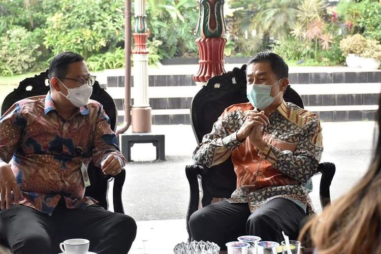 Wali Kota Salatiga Yuliyanto berdiskusi dengan  Tenaga Ahli Utama Kantor Staf Presiden Abraham Wirotomo terkait penanganan Covid-19.