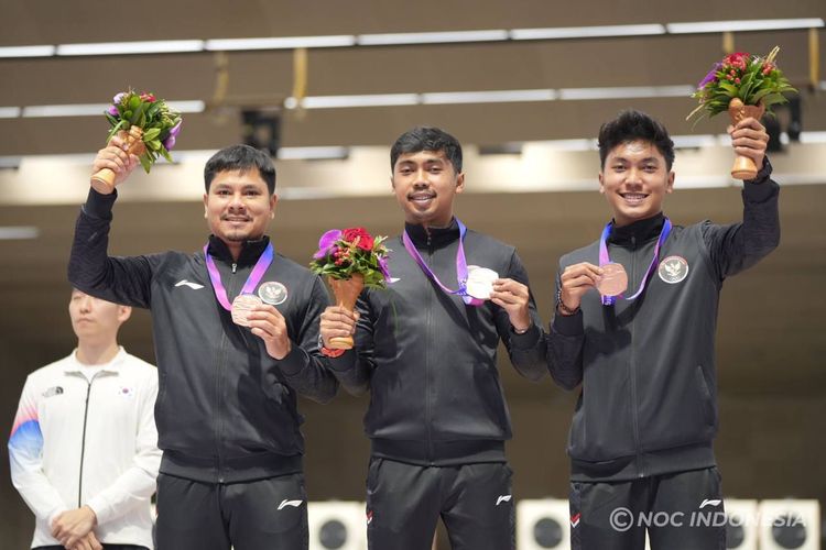 Muhammad Sejahtera Dwi Putra, Muhammad Badri Akbar, dan Irfandi Julio meriah medali perak Asian Games 2022 nomor 10 meter running target team cabor menembak di Fuyang Yinhu Sports Centre, Senin (25/9/2023). 