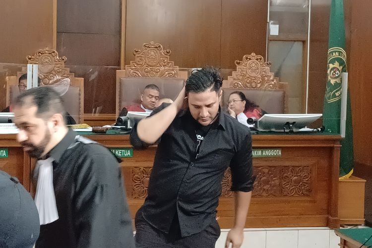 Artis peran Ammar Zoni usai sidang vonis kasus narkoba di Pengadilan Negeri Jakarta Selatan, Selasa (26/9/2023).