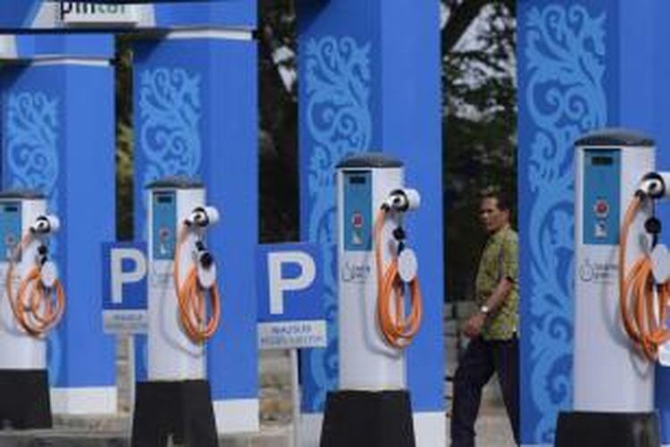 Stasiun pengisian bahan bakar listrik disiapkan di area parkir kendaraan di kawasan Nusa Dua, Bali, tempat penyelenggaraan Konferensi Tingkat Tinggi Asia Pacific Economic Cooperation (APEC), Selasa (1/10/2013). Stasiun ini akan melayani pengisian bahan bakar mobil listrik yang digunakan selama perhelatan berlangsung.
