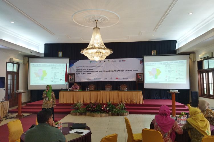 Kepala Kepala Bidang Pencegahan dan Pengendalian Penyakit Dinas Kesehatan Solo Tenny Setyoharini saat memaparkan materi dalam Konsultasi Publik Inisiasi dan Revitalisasi RAD Penanggulangan TBC dan Tim P2BC di Solo, Selasa (10/9/2024).