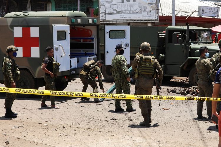 SENSITIVE MATERIAL. THIS IMAGE MAY OFFEND OR DISTURB Filipino soldiers are pictured on the site of an explosion in Jolo Island, Sulu province, Philippines, August 24, 2020. REUTERS/Nickee Butlangan