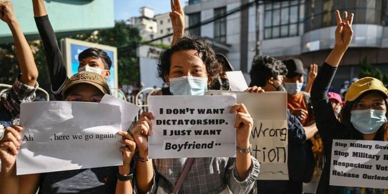 Inilah pesan-pesan unik dan lucu yang ditemukan dalam demonstrasi menentang kudeta militer Myanmar.