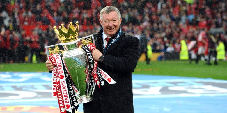 Ekspresi manajer Manchester United, Sir Alex Ferguson, saat mengangkat trofi Liga Inggris musim 2012-2013 seusai laga menghadapi Swansea City di Stadion Old Trafford, Manchester, Inggris, pada 12 Mei 2013.