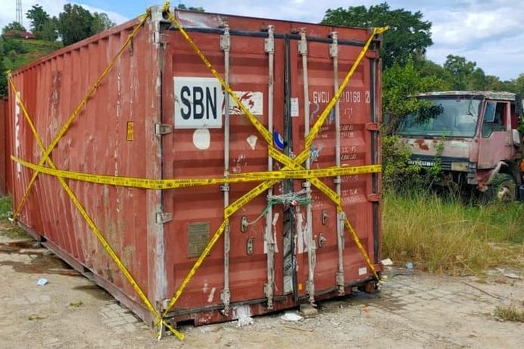 Konteiner diduga berisi bahan kimia yang jatuh di laut dekat Pelabuhan Namlea, Kabupaten Buru, Maluku akhirnya diangkat petugas, Rabu (29/3/2023)