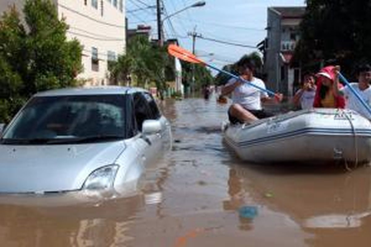 Mobil tenggelam banjir.