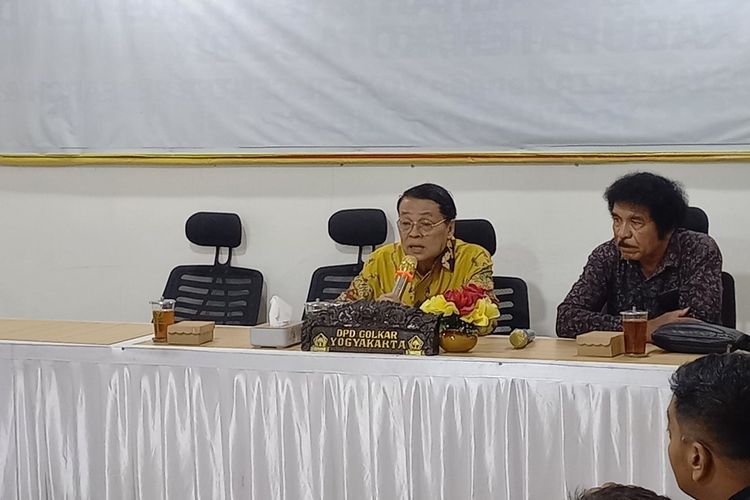 Ketua DPD Golkar DIY Gandung Pardiman saat ditemui di kantor DPD Golkar DIY jelaskan soal nama-nama jagoan di Pilkada 2024, Sabtu (8/6/2024)