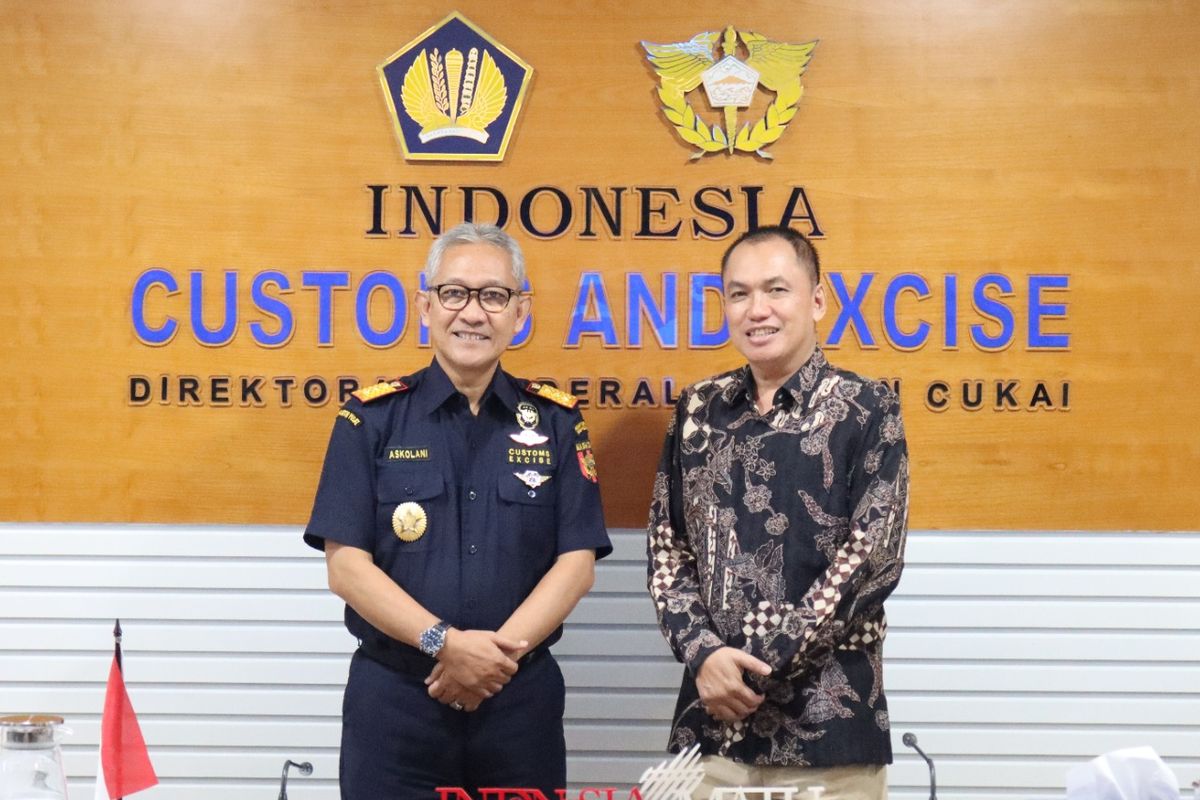 Ketua Komisi Pengawas Persaingan Usaha (KPPU) M. Fanshurullah Asa dan Direktur Jenderal (Dirjen) Bea Cukai Askolani di Kantor Pusat Direktorat Jenderal Bea Cukai  (DJBC), Jakarta, Selasa (7/5/2024).