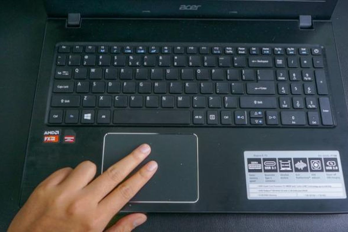 Acer Aspire E5-553G memiliki keyboard full size dengan num-pad, juga touchpad berukuran besar