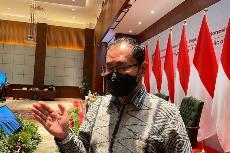 Direktur Perlindungan Warga Negara Indonesia (WNI) Kemenlu Judha Nugraha menjelaskan TPPO di kawasan ASEAN pasca konferensi pers di Gedung Nusantara Kementerian Luar Negeri, Jakarta, Jumat (5/5/2022). 
