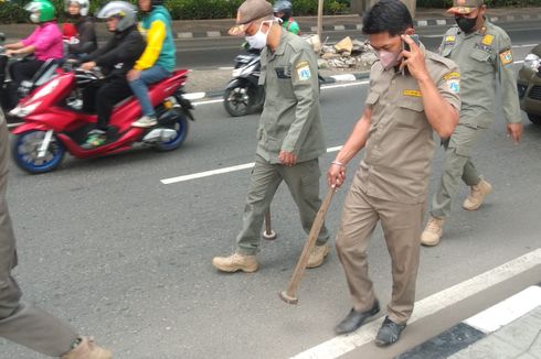 Berawal dari Laporan Warga, Satpol PP Gelar Operasi Ranjau Paku di Jakarta Timur