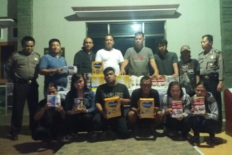 Para pelaku pembobol gerai swalayan yang ditangkap aparat Polsek Kedaton. Keenam pelaku ini sengaja pergi ke Lampung dari Jakarta untuk mencuri barang di pasar swalayan.