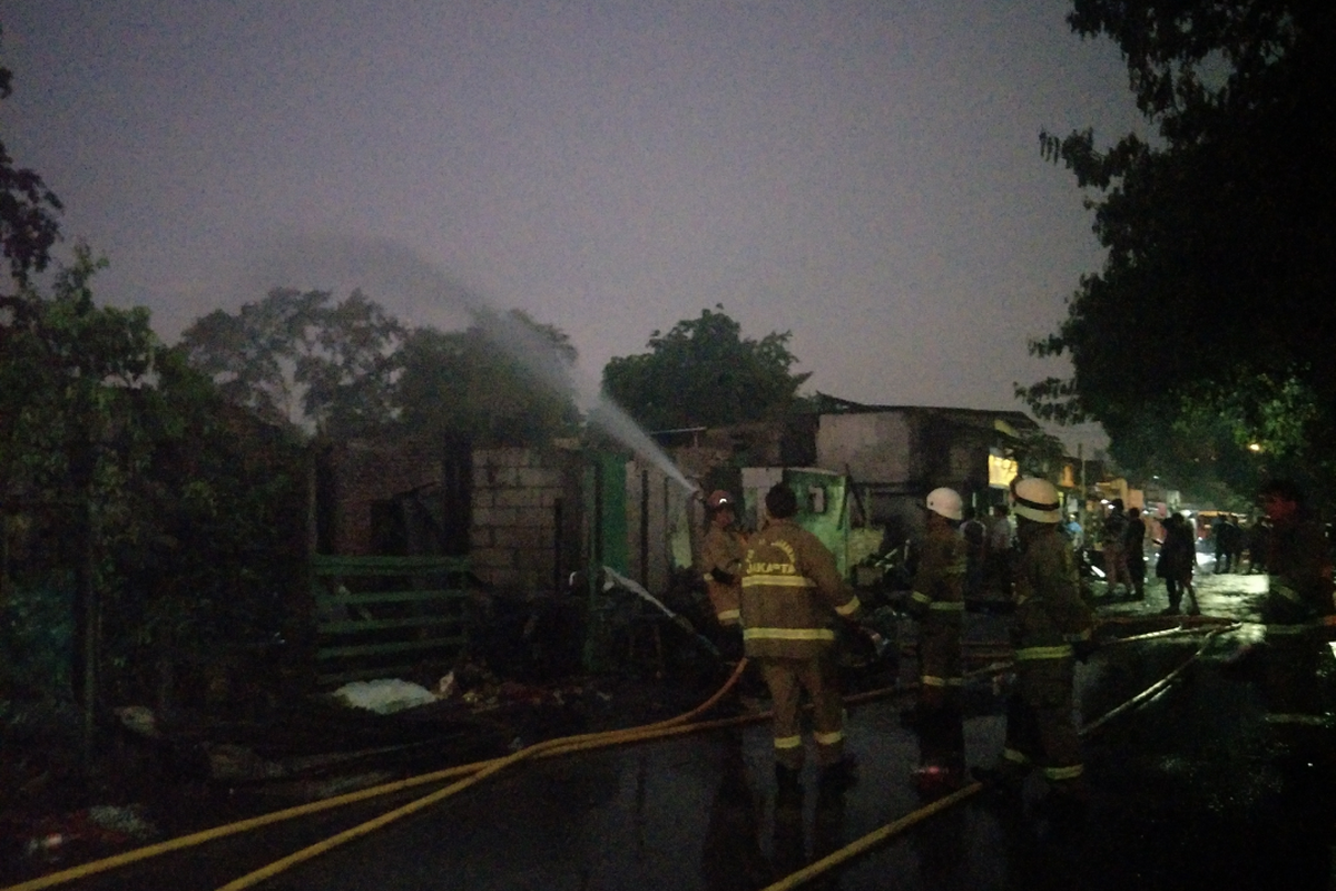 Petugas pemadam kebakaran melalukan proses pendinginan di lokasi kebakaran rumah semi permanen di Jalan Manggarai Utara, Jakarta Selatan, Sabtu (17/12/2022).