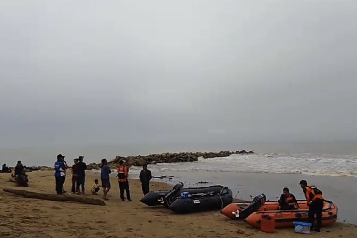 Liburan Berakhir Tragis di Pantai Borneo Jorong, 2 Santri Hilang Terseret Ombak