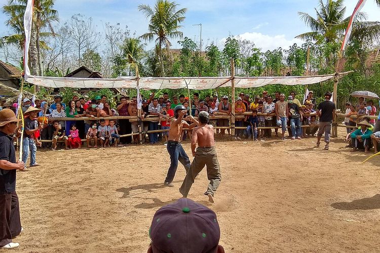 Ilustrasi tradisi tiban di Banyuwangi, Jawa Timur. Kesenian tiban sodo purwo di Banyuwangi tak cuma pertunjukan adu ketangkasan, tapi juga pemanggil hujan dan simbol persatuan.