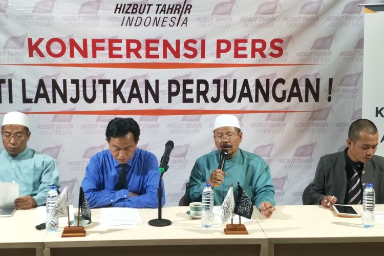 Juru Bicara Hizbut Tahrir Indonesia (HTI) Ismail Yusanto saat menggelar konferensi di kantor HTI, Crowne Palace, Jakarta Selatan, Selasa (8/5/2018). 
