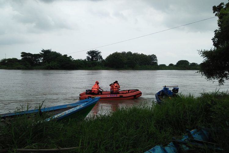 Hari kedua upaya pencarian korban hanyut tenggelam oleh tim SAR dari BPBD Gresik dan Basarnas Surabaya di sungai Bengawan Solo di Desa Bedanten, Kecamatan Bungah, Gresik, Jawa Timur, Selasa (27/12/2022).