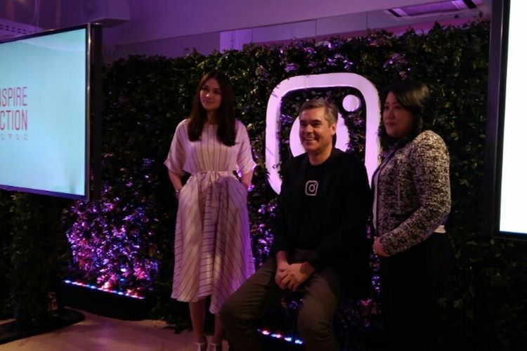 Founder Luna Habit Luna Maya (kiri), Product Marketing Manager Instagram Asia-Pasifik Paul Webster (tengah), dan Direktur Corporate Marketing Samsung Indonesia Elvina Jakub (kanan) saat jumpa pers promosi bisnis menggunakan Intsagram Stories, di Jakarta, Selasa (24/4/2018).