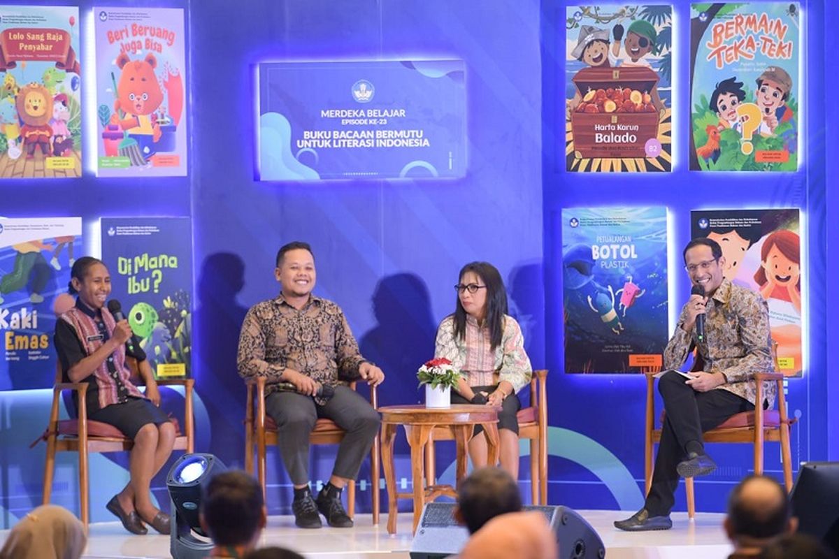 Menteri Pendidikan, Kebudayaan, Riset, dan Teknologi (Mendikbudristek) Nadiem Anwar Makarim dalam sesi dialog bersama guru dan kepala sekolah penerima Buku Bacaan Bermutu dari Kemendikbudristek, di Kantor Kemendikbudristek, Jakarta, Senin (27/2/2023). 