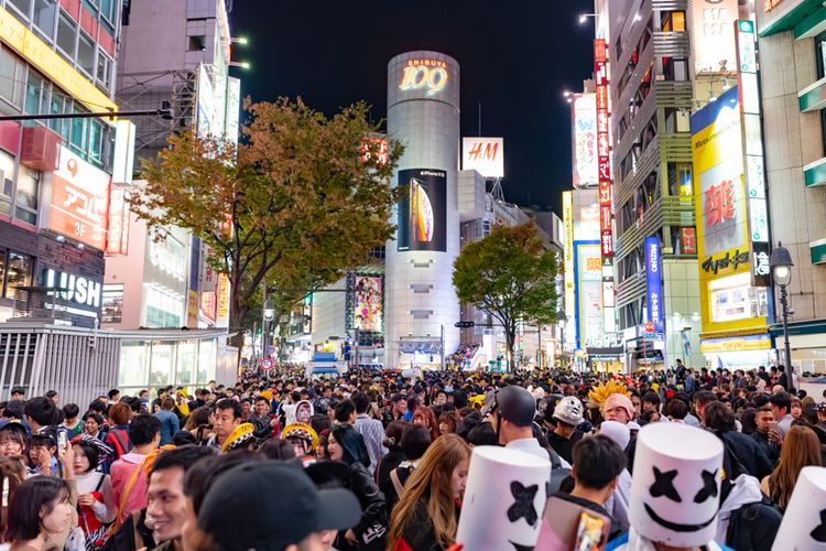 Ilustrasi perayaan Halloween di Shibuya, Jepang, pada bulan Oktober 2018.