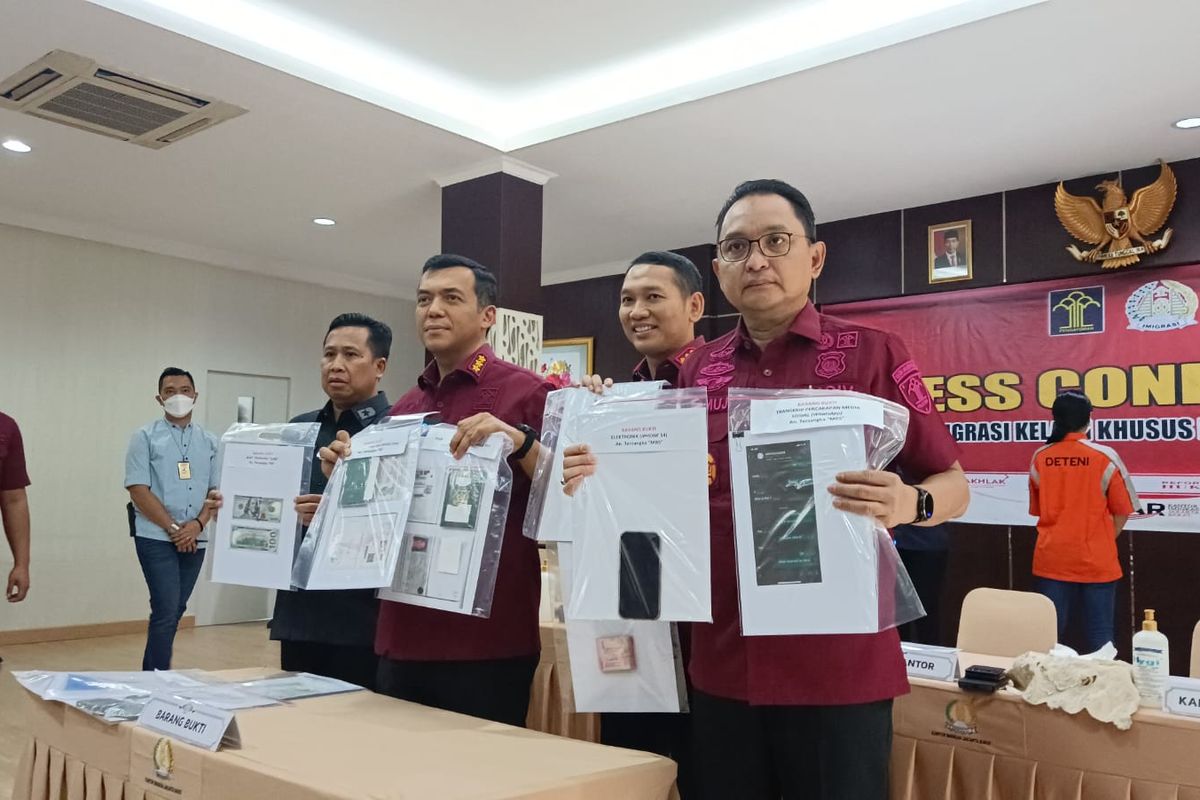 Barang bukti yang diamankan dari penangkapan 2 WNA Prostitusi Online, di Kantor Imigrasi Kelas I Khusus Non TPI Jakarta Barat, Jumat (31/3/2023).