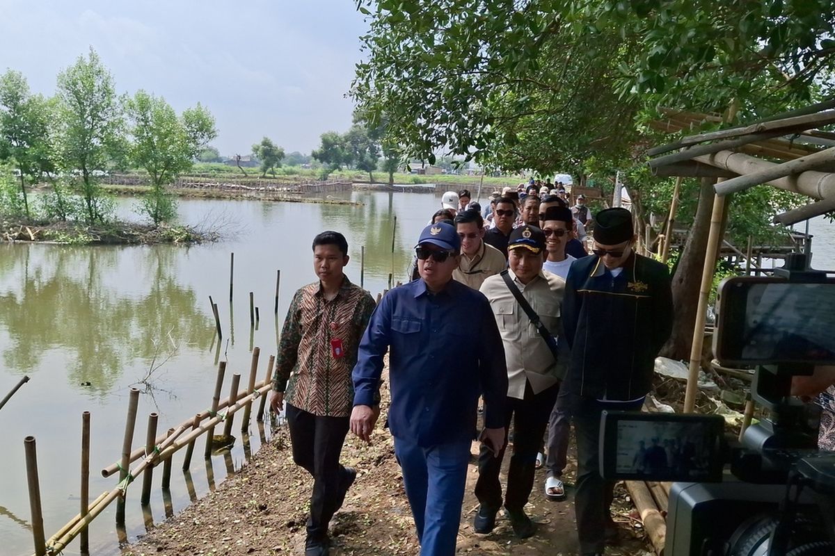 Menteri ATR Nusron Wahid saat meninjau lokasi lahan pagar laut yang sudah memiliki SHM dan SHGB di Desa Kohod, Kecamatan Pakuhaji, Kabupaten Tangerang, Banten, Jumat (24/1/2205).