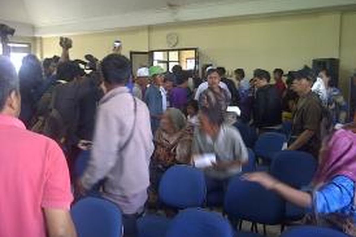 Acara pengundian rusun Pinus Elok yang dilakukan di Kecamatan Pulogadung batal dilakukan, Selasa (24/9/2013). Warga menolak dan melakukan walkout secara serentak.