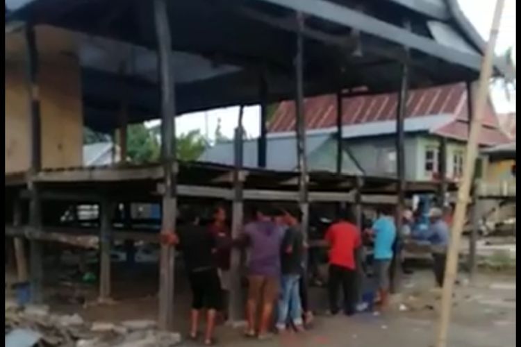 Ratusan massa pendukung salah satu calon kepala desa dalam Pemilihan Kepala Desa (Pilkades) Serentak 2021 Kabupaten Jeneponto, Sulawesi Selatan menyerang dan melakukan pembongkaran 8 unit rumah milik warga lantaran beda pilihan. Selasa, (16/11/2021).
