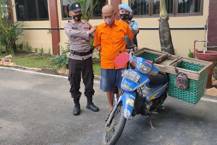 AK (40) yang domisili Kelurahan Kulur, Kapanewon Temon, Kabupaten Kulon Progo, Daerah Istimewa Yogyakarta. Mantan residivis yang haru-hari jadi pemulung barang bekas itu mencuri onderdil besi penggiling daging di sebuah ruko Kalurahan Triharjo, Kapanewon Wates, Kabupaten Kulon Progo. Polisi menangkapnya saat tengah mencari barang rongsokan.