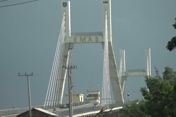 Jembatan Emas menjadi jalur alternatif yang menghubungkan Pangkal Pinang dengan Kabupaten Bangka.